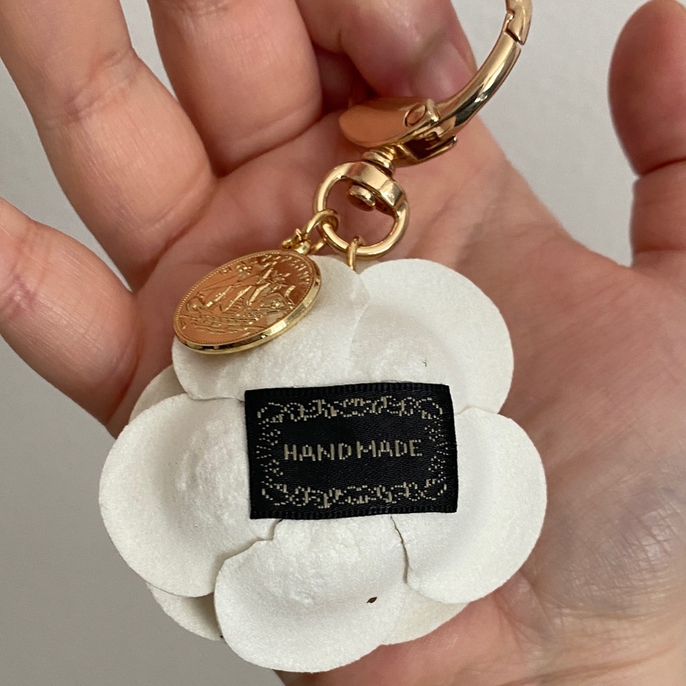 Elegant White Floral Keychain Accessory - Picture 3 of 3